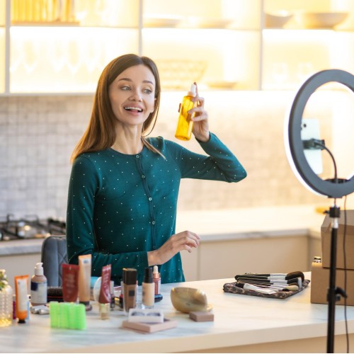 Skincare & παραπληροφόρηση: Ποιον να εμπιστεύεσαι στην περιποίηση του δέρματός σου; Skincare & παραπληροφόρηση: Ποιον να εμπιστεύεσαι στην περιποίηση του δέρματός σου;