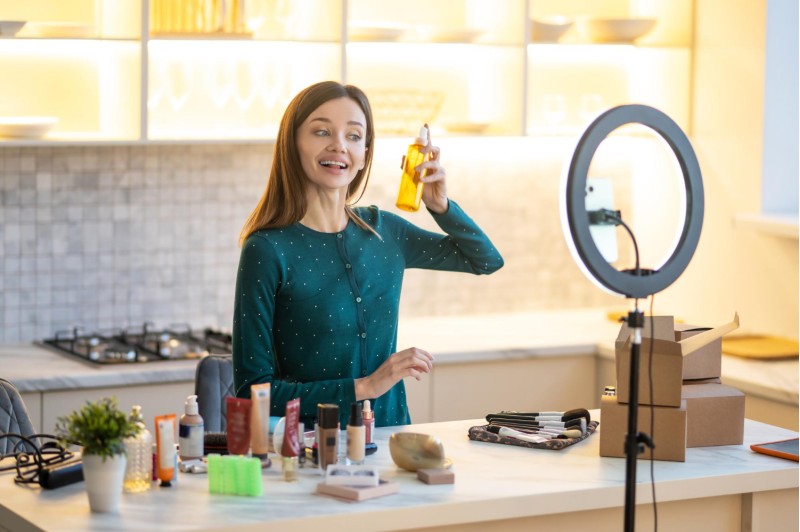 Skincare & παραπληροφόρηση: Ποιον να εμπιστεύεσαι στην περιποίηση του δέρματός σου; Skincare & παραπληροφόρηση: Ποιον να εμπιστεύεσαι στην περιποίηση του δέρματός σου;